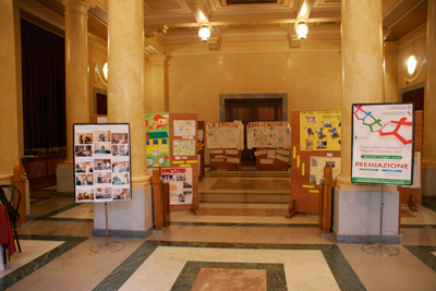 Foyer Teatro con mostra disegni scuole primarie