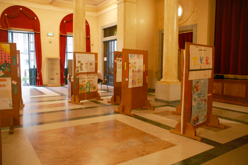 Foyer Teatro con mostra disegni scuole primarie